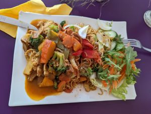Thai Curry mit gebratenen Nudeln. at Hippo Bio Vegan in Hannover