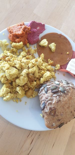 Rührtofu und selbst gebackenes Brötchen at Hippo Bio Vegan in Hannover
