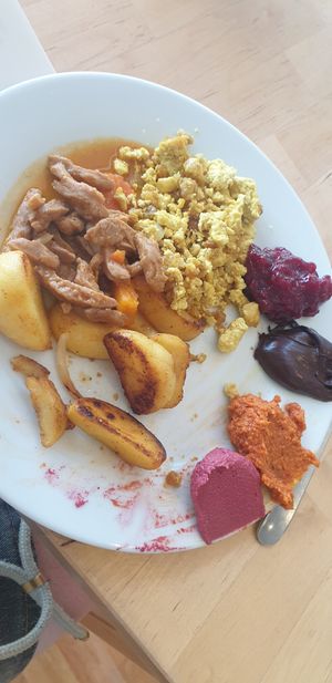 Geschnetzeltes, Kartoffeln, süße Aufstriche at Hippo Bio Vegan in Hannover