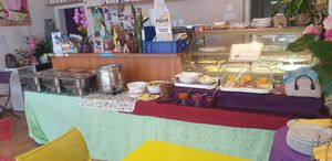 Buffet im Aufbau at Hippo Bio Vegan in Hannover