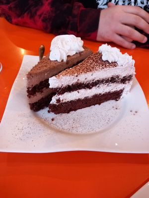 Tiramisu und Schokoladentorte at Hippo Bio Vegan in Hannover