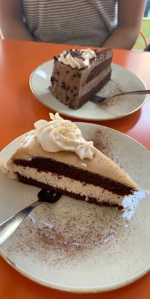 Marzipantorte und Schokoladentorte  at Hippo Bio Vegan in Hannover