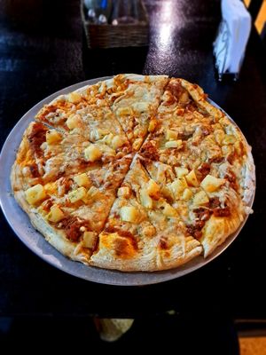Piña y ajo. Con queso vegano at Minuteman Pizza in Uyuni