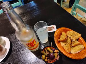 Appetizers and the famous "fresh lemonade" at Minuteman Pizza in Uyuni