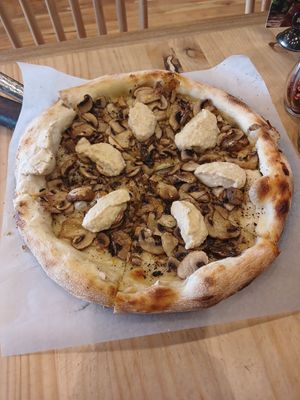 Pizza de trufa y hongos (vegana), 10/10
Demasiado deliciosa at Olivia in Medellin