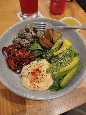 Opción para armar tu ensalada (yo elegí espinaca, aguacate, tomates deshidratados, hummus, falafel y queso de marañón), 6/10, la porción es muy pequeña y cuesta 40.000 COP at Olivia in Medellin