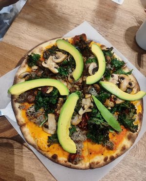 Pizza marañón y vegetales, 4/10. No me gustó para nada, la combinación de texturas y sabores es rara. La otra opciones (trufa y hongos) sí es deliciosa. at Olivia in Medellin