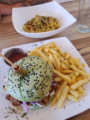 Bbq sandwich and mac n cheeze at Karma in Jaco