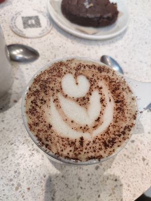 Très beau latte art at Buddy Buddy in Brussels