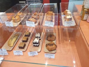 Decadent desserts at nice prices at Buddy Buddy in Brussels