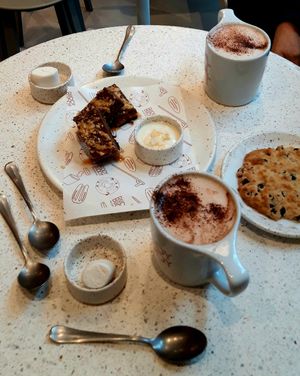 Chocolats chauds praliné, snickers, cookie ❤ at Buddy Buddy in Brussels