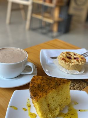 Bizcocho de maracuyá at Café Monteverde in Monteverde