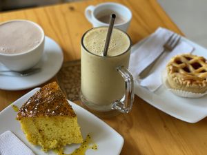 Chocolate puro con leche vegetal batido de platano y zumo de naranja y pie de fresa y piña at Café Monteverde in Monteverde