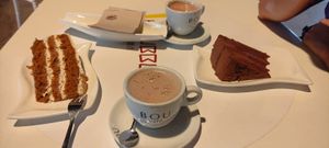 Tarta de zanahoria, de chocolate y dos cacaos con bebida vegetal at Hi! Bubble tea Patisserie in Gran Canaria