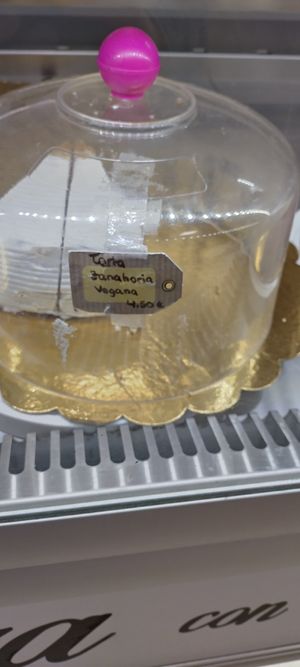 Vegan carrot cake at Hi! Bubble tea Patisserie in Gran Canaria