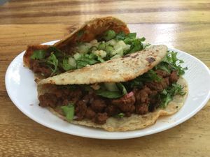 Tacos de pastor de soya, con tortilla de Maíz nixtamalizado con su piñitacebolla y colantro, acompañados con salsa hecha a mano y libre de conservadores at La Barra Cocina y Comunidad in Guadalajara