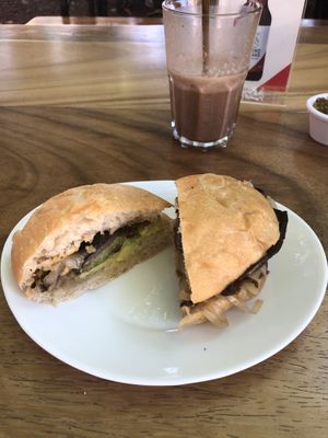Hamburguesa de portobello  at La Barra Cocina y Comunidad in Guadalajara