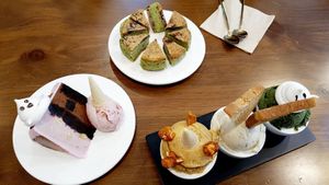 Strawberry ice cream cake, chocolate mint ice cream cookie and 3 flavor sampler at AcheMi in Seoul