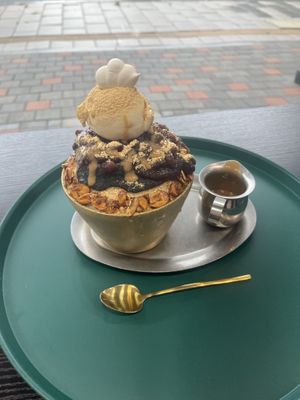 Vegan bingsoo with red bean and roasted soybean powder  at AcheMi in Seoul