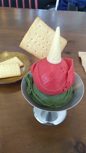 Raspberry-rose-hibiscus and mugwort scoops at AcheMi in Seoul