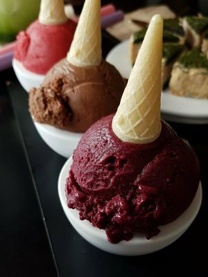 3 scoop set with blueberry-lavender, chocolate-brownie and raspberry-rose-hibiscus at AcheMi in Seoul