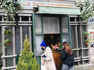 Here is where you order; you pick up your food at the side of the kiosk at Le Pain Quotidien - Bryant Park Kiosk in New York City