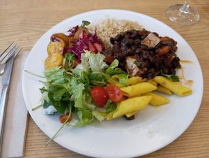 Massa, feijão preto com tofu e cenoura, arroz integral, batata assada com couve roxa e rabanetes, alface e tomate #Veganuary at DaTerra - Parque das Nações in Lisbon