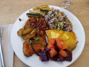 Pepino e rábano, batata assada, chili, quinoa, seitan com ananás, beterraba e laranja, beringela napolitana #Veganuary at DaTerra - Parque das Nações in Lisbon