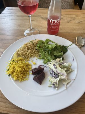 Excellent buffet à volonté. Beaucoup pour tout goûté, je reviendrai 😊🍀 #Veganuary at DaTerra - Parque das Nações in Lisbon