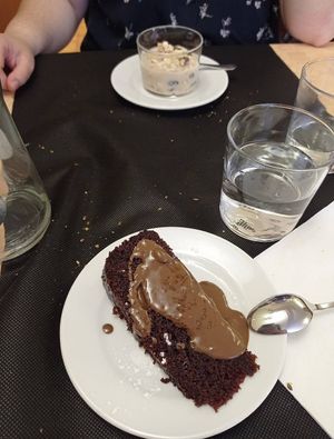 Pastel de chocolate y muesli con yoghur de soja at L'Encant Vegetaria in Barcelona