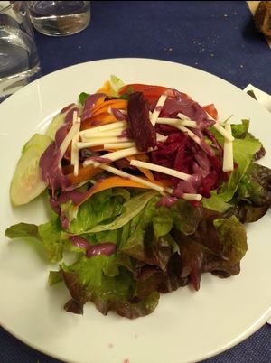 Amanida amb vinagreta de fruits rojos at L'Encant Vegetaria in Barcelona