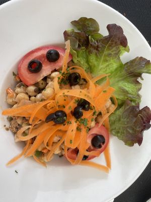 EMPEDRADO DE GARBANZOS Y LENTEJAS CAVIAR CON CHORIZO VEGANO.  at L'Encant Vegetaria in Barcelona