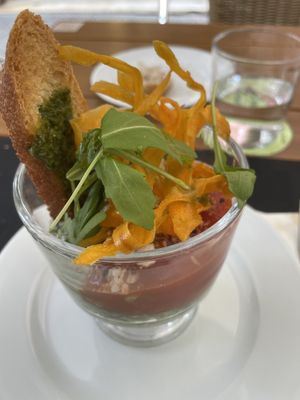 HUEVO POCHE A LA COPA CON ESPINACAS A LA CREMA: muy rico!!!   at L'Encant Vegetaria in Barcelona