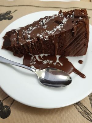 pastel de chocolate at L'Encant Vegetaria in Barcelona
