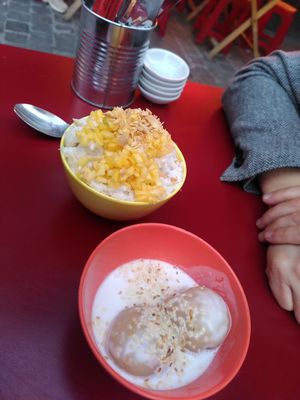 Mango sticky rice and mochi at Knees to Chin in Brussels