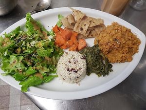 Assiette garnie at L'ours Herbivore in Saint-brieuc