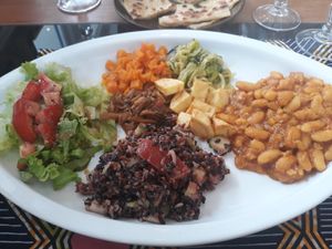 Plat unique du jour (haricots, pommes de terre, carottes, spaghetti de courgettes, riz sauvage, salade) et chapati at L'ours Herbivore in Saint-brieuc