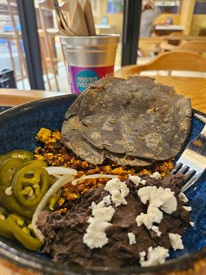 Variedad para  desayunos comidas o cenas, me encató este platillo, podría desayunar este todos los días!!! Tambié recomiendo mucho el pan francés, super recomendable! at Mora Mora - Condesa in Mexico City