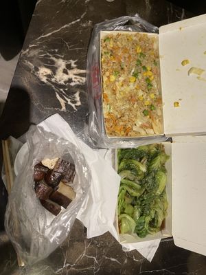 Fried rice, boiled lettuce, marinated tofu  at Ā Fēn SùShí 阿芬素食 in Yuchi