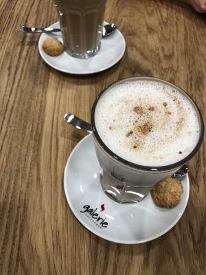 Karamell Macchiato mit Hafermilch at Kaffeewerft in Bielefeld