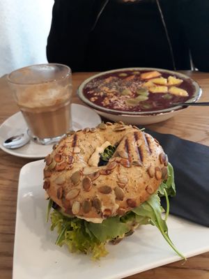 Vegan bagel and smoothie bowl at Kaffeewerft in Bielefeld