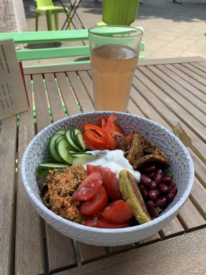 Buddha bowl and rhubarb 'schorle’ at Fräulein Grün in Garmisch Partenkirchen