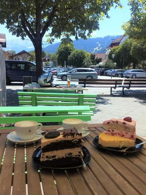 Delicious cakes with view of the Wetterstein mountains / Leckere Torten mit Aussicht :-)) at Fräulein Grün in Garmisch Partenkirchen