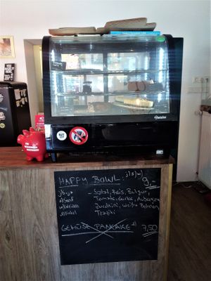 Kuchentheke und Tageskarte / Cake counter and menu at Fräulein Grün in Garmisch Partenkirchen
