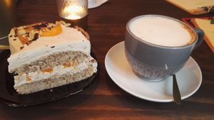 speculoos cake & vanilla chai latte at Fräulein Grün in Garmisch Partenkirchen
