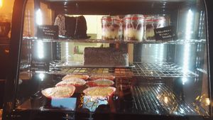 > 5 cakes to chose from at Fräulein Grün in Garmisch Partenkirchen