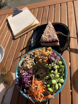 Salat-Bowl und Kuchen 😀👌🏾 at Fräulein Grün in Garmisch Partenkirchen