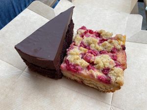 ‘Death by Chocolate’ & ‘Johannisbeer streusel' at Fräulein Grün in Garmisch Partenkirchen