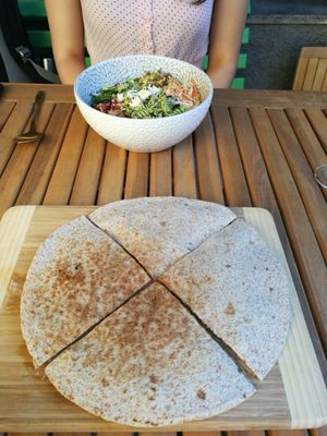 Happy Bowl & Quesadillas at Fräulein Grün in Garmisch Partenkirchen