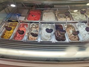 7 vegan flavours, first row at That's Amore in Siena
